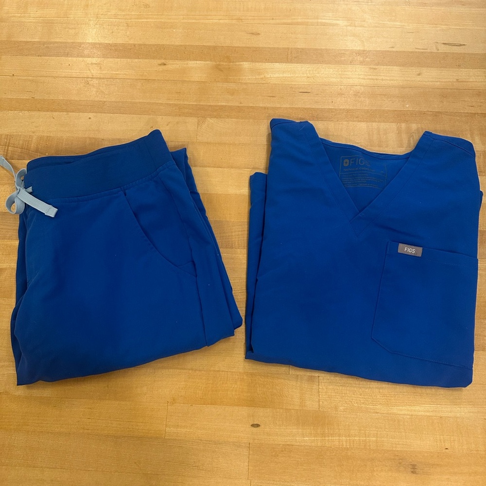 Figs blue caterina top size M, Zamora joggers size M/P bottoms (regular waisted)